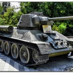 T-34 (или «тридцатьчетвёрка») — советский средний танк периода Великой Отечественной войны, выпускавшийся с 1940 года, и с 1944 года являвшийся основной боевой единицей бронетанковых войск СССР. Стал самым массовым танком Второй мировой войны. Серийный выпуск Т-34 и его модификаций осуществлялся в военные и послевоенные годы. Последняя из модификаций (Т-34-85) состоит на вооружении некоторых стран и по сей день. Благодаря своим боевым качествам Т-34 был признан рядом специалистов лучшим средним танком Второй Мировой войны. При его создании советским конструкторам удалось найти оптимальное соотношение между основными боевыми, эксплуатационными и технологическими характеристиками. Танк Т-34 является самым известным советским танком и одним из самых узнаваемых символов Второй мировой войны. До настоящего времени дошло большое количество этих танков различных модификаций в виде памятников и музейных экспонатов.